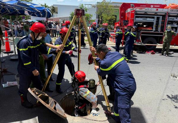 Công nhân nạo vét cống ngạt khí tử vong