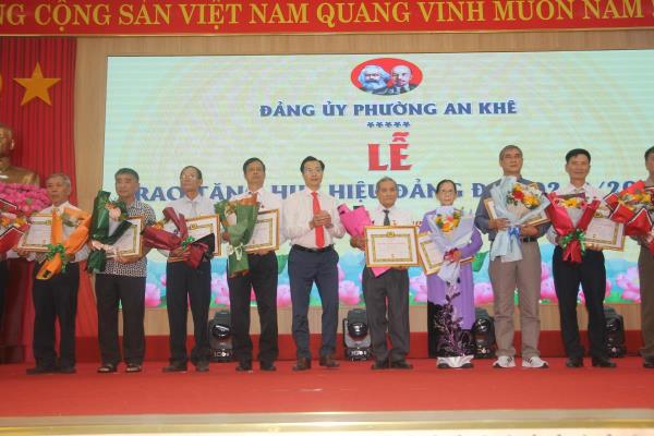 85 đảng viên phường An Khê nhận Huy hiệu Đảng đợt 2-9