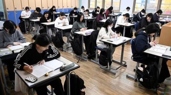 Hàn Quốc cấm sử dụng điện thoại trong lớp học