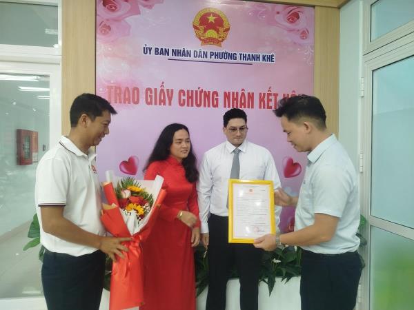 Trao Giấy chứng nhận kết hôn cho người nước ngoài nhân dịp kỷ niệm 80 năm Quốc khánh 2-9