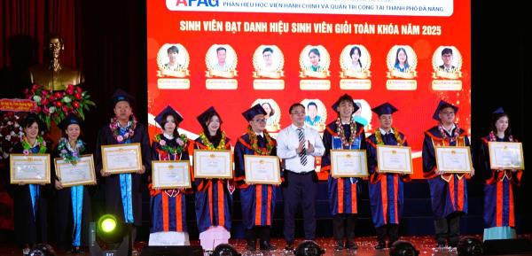 Trao Bằng tốt nghiệp cho 148 tân cử nhân