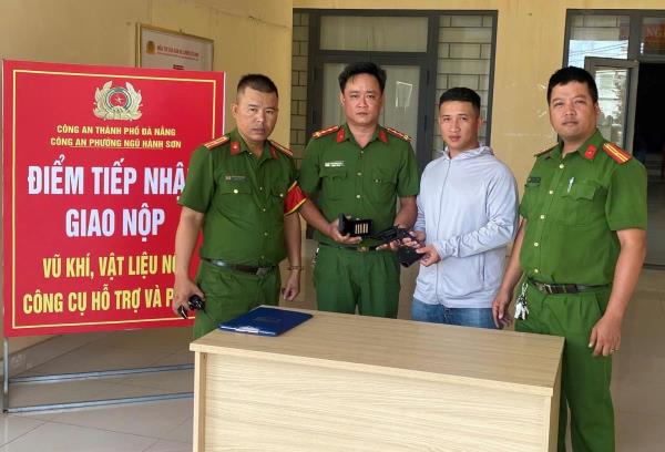 Người dân giao nộp khẩu súng ngắn và 5 viên đạn nhặt được ở bãi rác