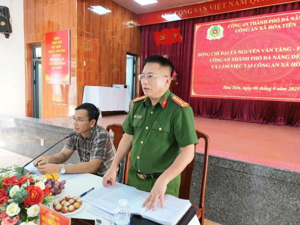 Đại tá Nguyễn Văn Tăng thăm và làm việc tại Công an xã Hòa Tiến