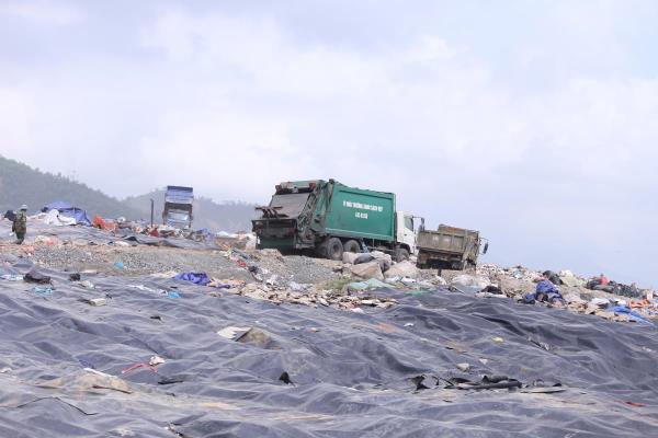 Người dân vật vã vì mùi hôi từ bãi rác Khánh Sơn