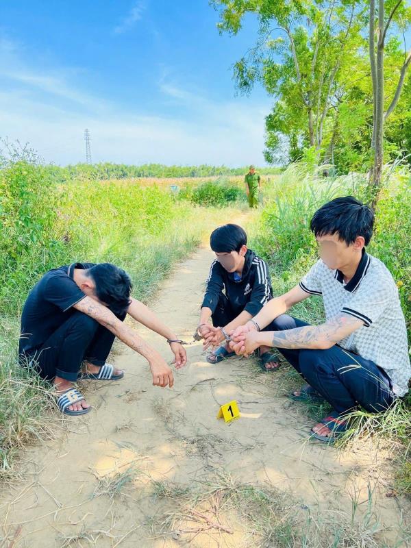 Trai làng ra đồng đập đá