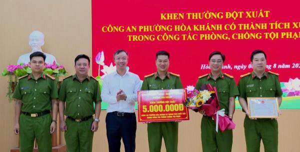 Phá liên tiếp 2 vụ án, Công an phường Hòa Khánh được thưởng đột xuất
