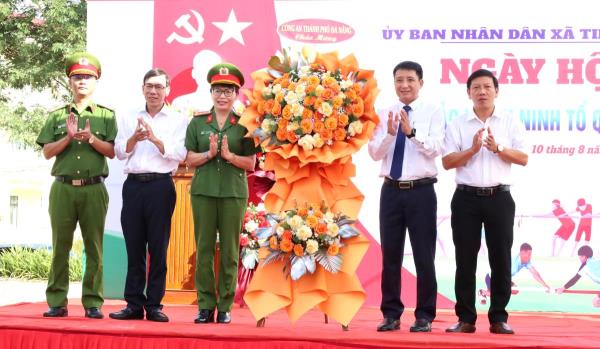 Đại tá Võ Thị Trinh dự và phát biểu tại Ngày hội Toàn dân bảo vệ an ninh Tổ quốc xã Tiên Phước