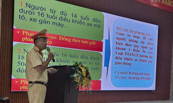 Công an phường Thanh Khê tuyên truyền về an toàn giao thông và an toàn thực phẩm