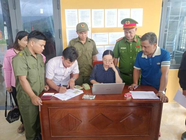 Công an xã A Vương chủ động phối hợp cấp phát quà tặng nhân dân dịp Quốc khánh 2-9