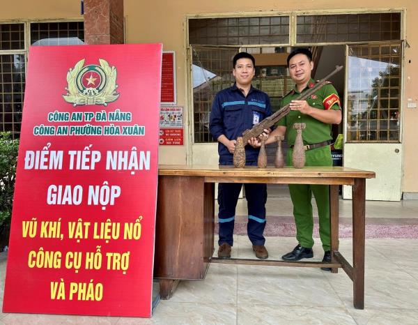 Nhiều người dân tự giác giao nộp vũ khí, vật liệu nổ