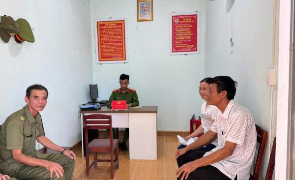 Cảnh sát khu vực làm việc trong dân