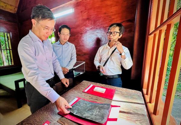 Chủ tịch UBND TP Đà Nẵng Phạm Đức Ấn viếng hương Khu di tích căn cứ Khu ủy Khu 5