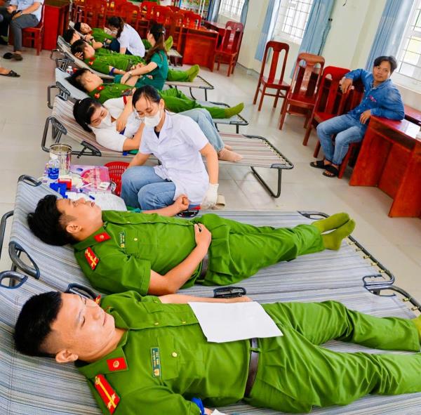 Công an xã Vu Gia tích cực tham gia hiến máu nhân đạo