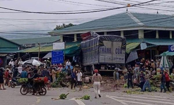 Xe tải lao vào chợ chuối Tân Long, ít nhất 3 người tử vong, 7 người bị thương