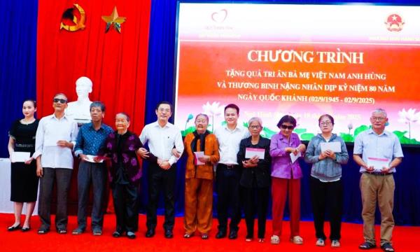 Quỹ Thiện Tâm tặng quà Bà mẹ Việt Nam anh hùng và thương binh nặng