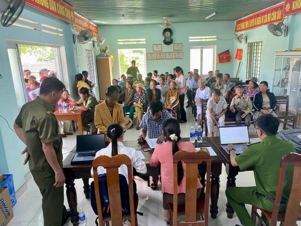 Công an xã phối hợp cấp phát quà mừng Quốc khánh 2-9 đến tận tay người dân