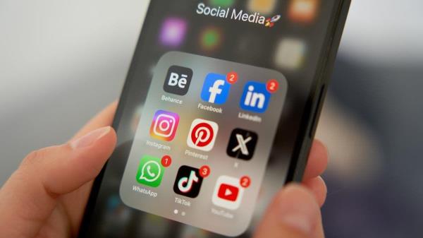 Châu Âu xem xét cấm trẻ em dùng mạng xã hội