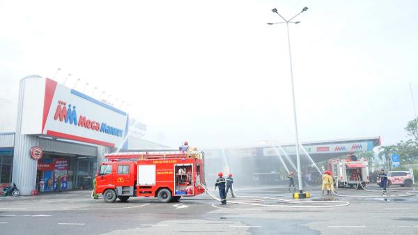Nâng cao kỹ năng chữa cháy, cứu hộ cho lực lượng cơ sở qua diễn tập ở MM Mega Market
