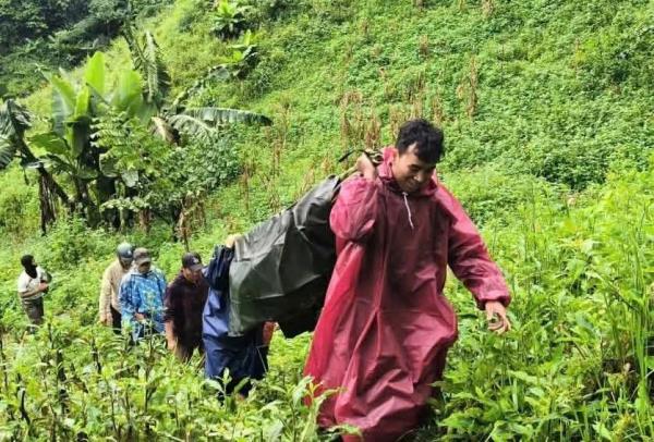 Đưa bệnh nhân lớn tuổi người Lào trở về quê trong mưa lũ