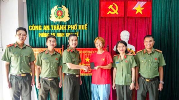 Trao trả điện thoại cho nữ sinh viên Nhật Bản