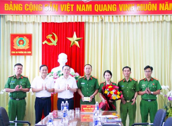 Khen thưởng Công an phường về thành tích truy bắt đối tượng cướp tài sản