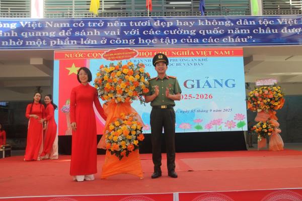 Lãnh đạo Công an TP Đà Nẵng dự lễ khai giảng năm học mới Trường Tiểu học Bế Văn Đàn