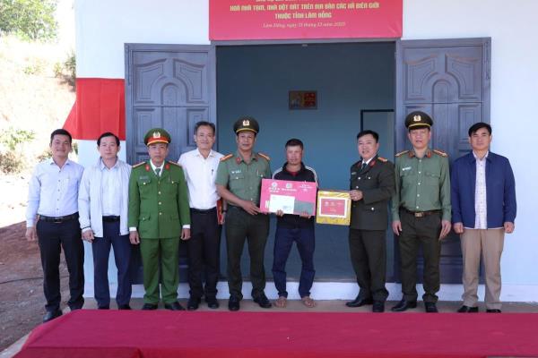 Công an Lâm Đồng bàn giao thêm 5 căn nhà cho người dân các xã biên giới trước thềm năm mới