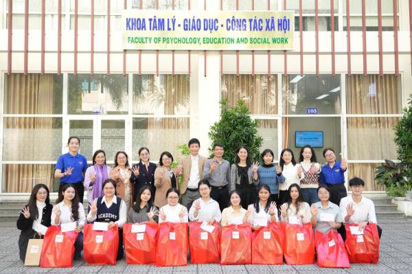 Tuệ Ái Đà Nẵng trao học bổng cho sinh viên có hoàn cảnh khó khăn do ảnh hưởng lũ lụt