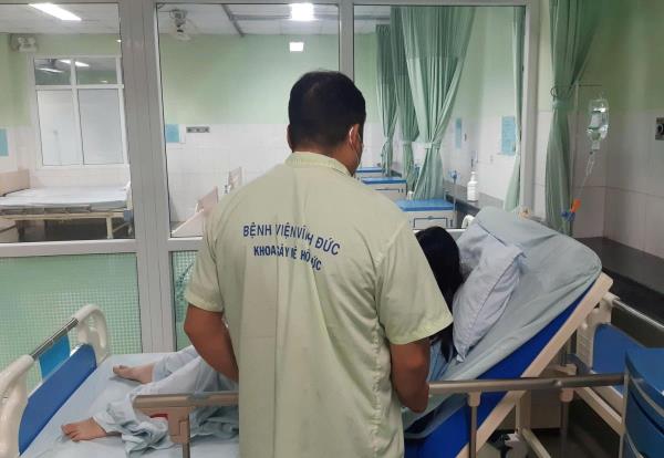 Bộ đội Biên phòng Đà Nẵng vượt sóng lớn đưa bé gái vào đất liền cấp cứu kịp thời