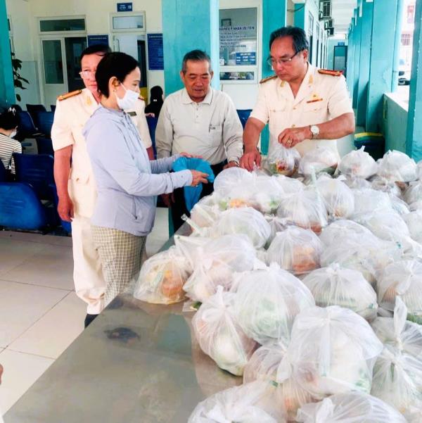 Tặng 130 suất ăn tình thương cho bệnh nhân nghèo