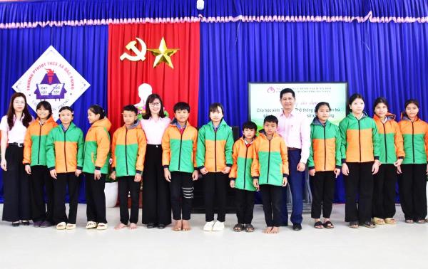 VBSP Đà Nẵng tặng quà tết tại xã biên giới Đắc Pring