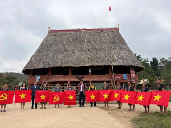 Nhân dân xã biên giới Đà Nẵng náo nức phấn khởi treo cờ Đảng, cờ Tổ quốc chào đón Đại hội Đảng toàn quốc