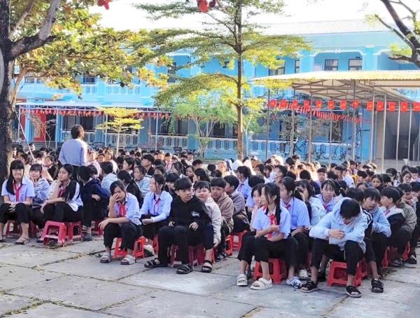 Gần 2.000 học sinh được tuyên truyền phổ biến pháp luật dưới cờ