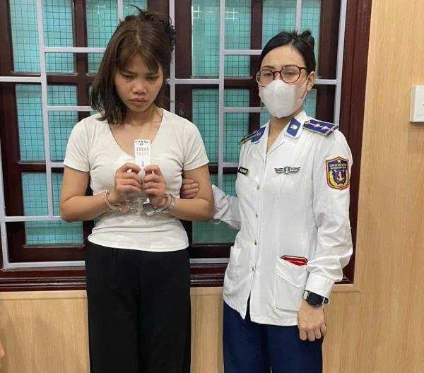 Kiều nữ  gùi đá đi đêm