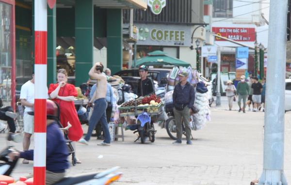 Bao giờ hàng rong hết lấn lối?