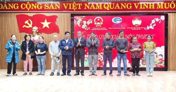 Trao 100 suất quà Xuân yêu thương đến người dân khó khăn phường Sơn Trà