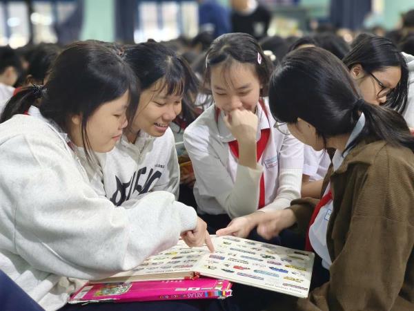 Đưa thư viện lưu động Ánh sáng tri thức đến trường học