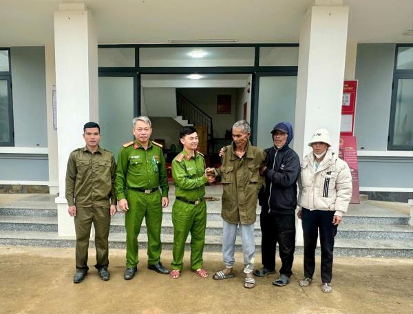 Công an xã A Vương tìm được người đàn ông đi lạc cách xa nhà 120km