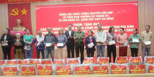 Giám đốc Công an TP Đà Nẵng thăm, tặng quà Tết cho các hộ nghèo, hộ đặc biệt khó khăn trên địa bàn phường An Khê