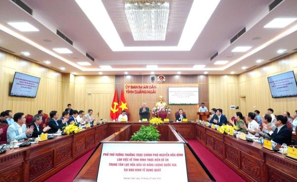 Phó Thủ tướng Thường trực Nguyễn Hòa Bình làm việc với tỉnh Quảng Ngãi về Đề án Trung tâm lọc hóa dầu và năng lượng quốc gia