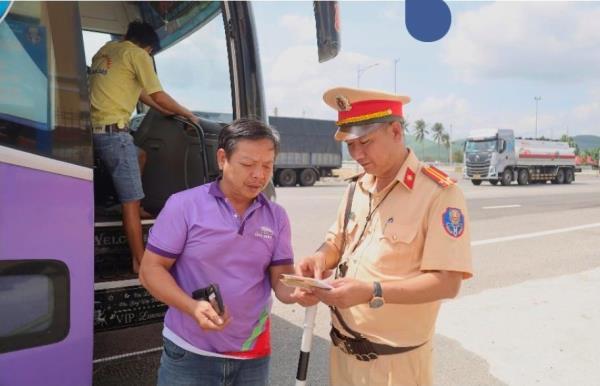 Phương tiện lưu thông tăng cao, CSGT Quảng Ngãi trực 24/24 bảo đảm thông suốt Quốc lộ 1A