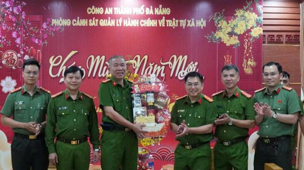 Đại tá Nguyễn Văn Tăng, Phó Giám đốc Công an TP Đà Nẵng kiểm tra, động viên cán bộ, chiến sĩ làm nhiệm vụ đêm giao thừa