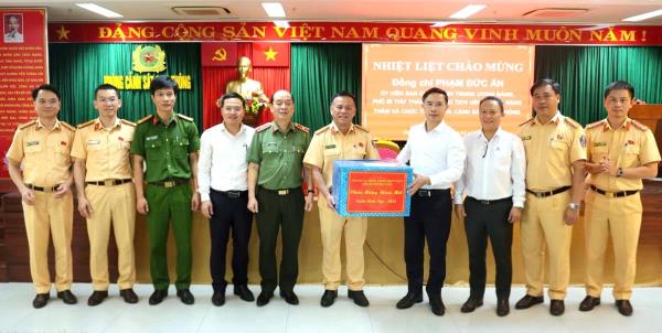 Chủ tịch UBND TP Đà Nẵng Phạm Đức Ấn thăm, chúc Tết lực lượng Cảnh sát Giao thông Công an TP Đà Nẵng