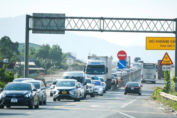 Xe cộ sau Tết: Người thong thả, người vất vả