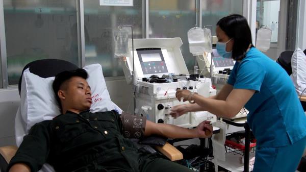 Cảnh sát cơ động Quảng Ngãi xuyên Tết hiến tiểu cầu cứu người