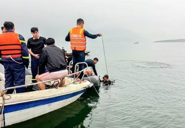 Vụ lật thuyền hồ Thác Bà làm 6 người chết: Tàu khách chở gấp đôi số người cho phép