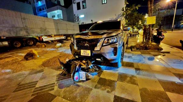 Ô-tô tông, kéo lê xe máy trên đường