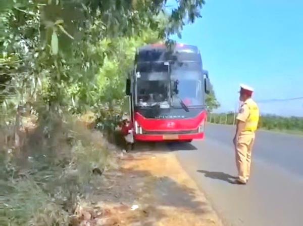 Phát hiện xe khách chở 61/45 người