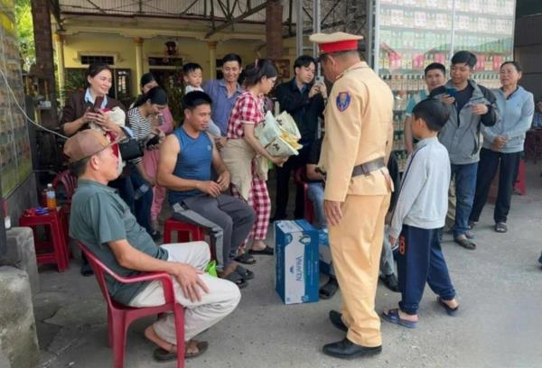 CSGT kịp thời hỗ trợ hành khách gặp sự cố giữa đường