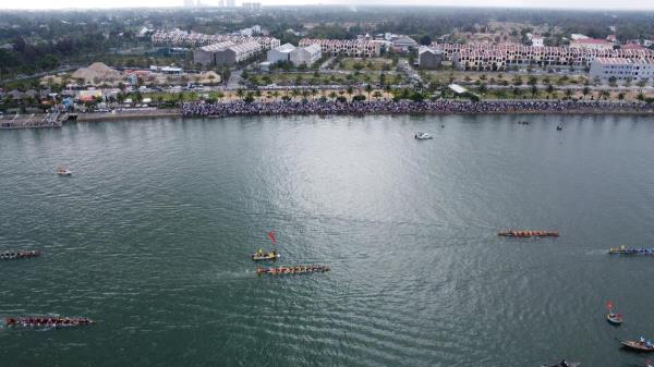 Sôi nổi Giải Đua thuyền truyền thống trên sông Thu Bồn tranh Cúp FVG